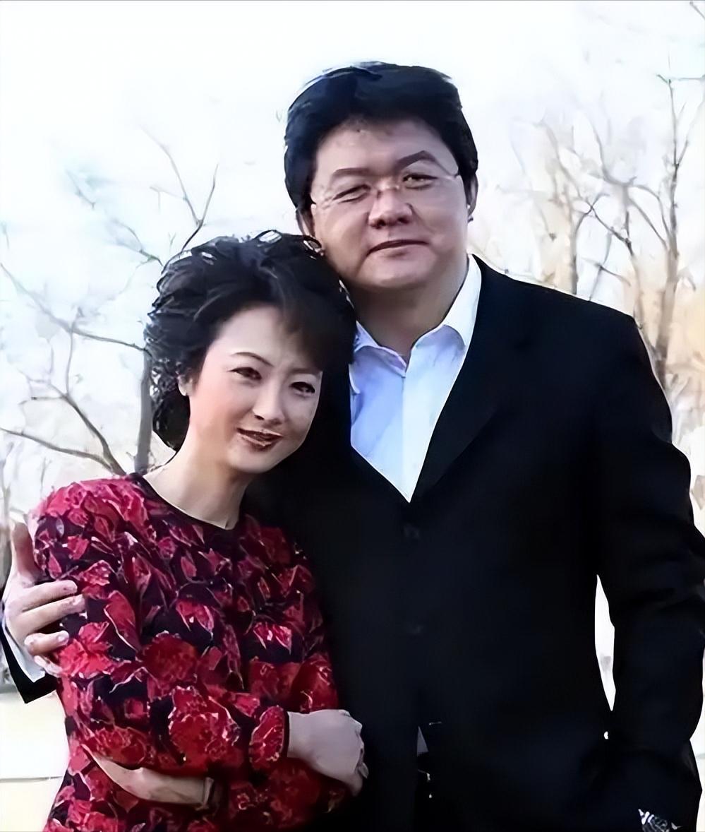 央视名嘴张斌，曾被妻子当众揭丑、身败名裂，如今二人却恩爱有加主要信源