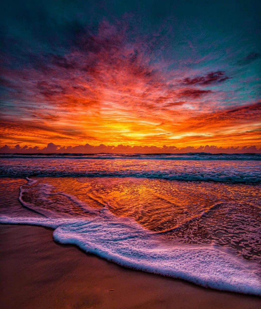 上联：晚霞挥笔画锦绣，下联：晨雾洒墨绘山河，下联：朝晖铺彩耀乾坤。