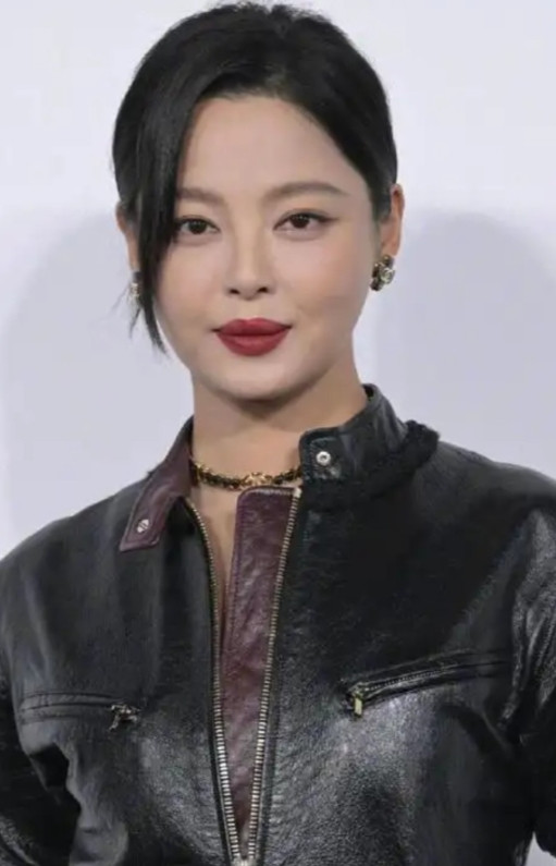 我表妹亲眼见过辛芷蕾。她说了一个大实话。说辛芷蕾根本不是电视上的那样。电