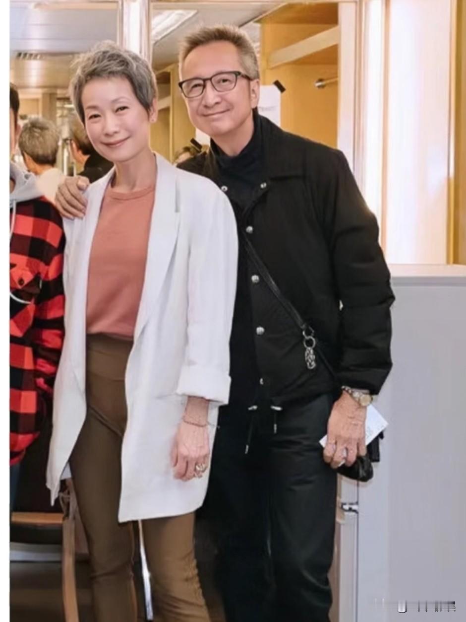 叶童这婚结了等于没结，自己要出来工作，还没有1儿半女，图什么呀。结婚38年，丈夫陈国熹绯闻缠身，换别