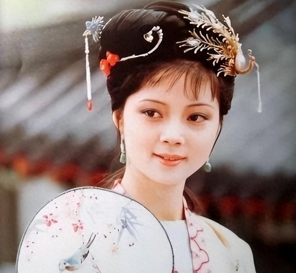 薛宝钗挖苦王熙凤还讥笑平儿，结果被平儿揭穿她的丑事当众出丑，意外了吗？腊月二十