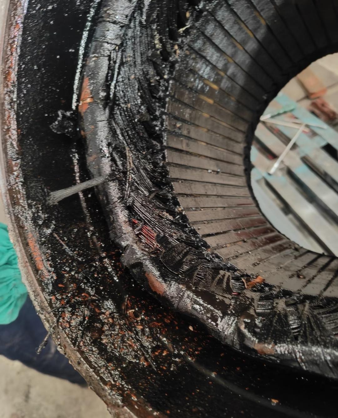 这厂电工真的太难做了，动不动就罚款，电机烧了罚款100元，上一天班工资还没有23