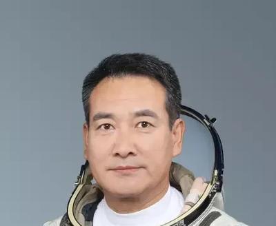 2008年9月27号那天，神舟七号飞船在太空中溜达呢，翟志刚、刘伯明、景海鹏这哥