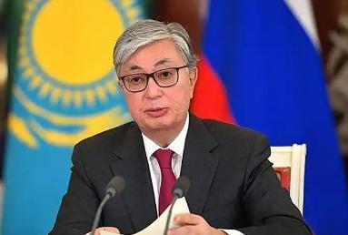 你可以说哈萨克斯坦的总统狡猾，但是绝对不能说他没有头脑，因为他把平衡木这一套玩明