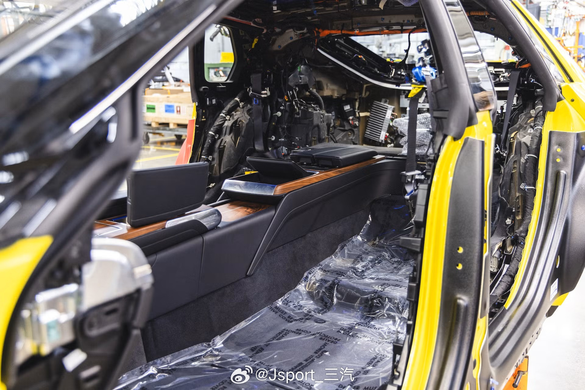 凯迪拉克Celestiq挖脚坑电池Celestiq的电池包也是挖了脚坑的，虽然