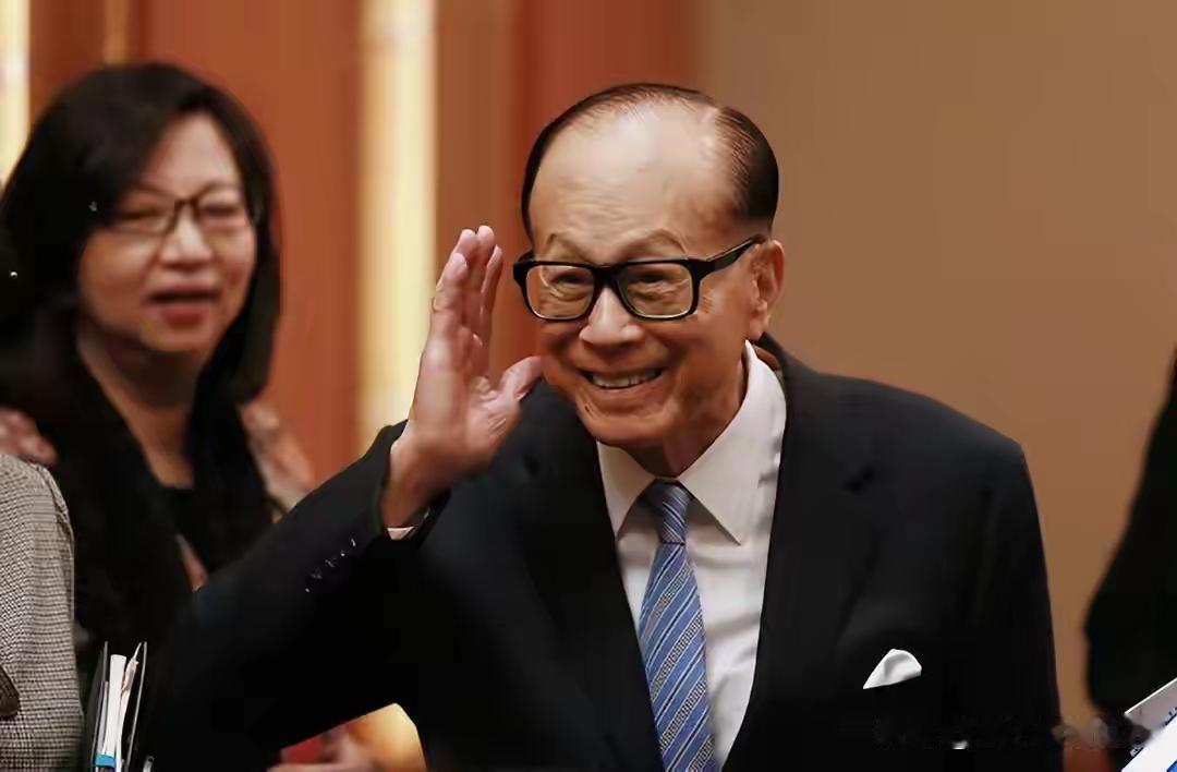 【李嘉诚杀回楼市】李嘉诚开始在广州拿地了，虽然没有抢到，但这个信号是值得思考