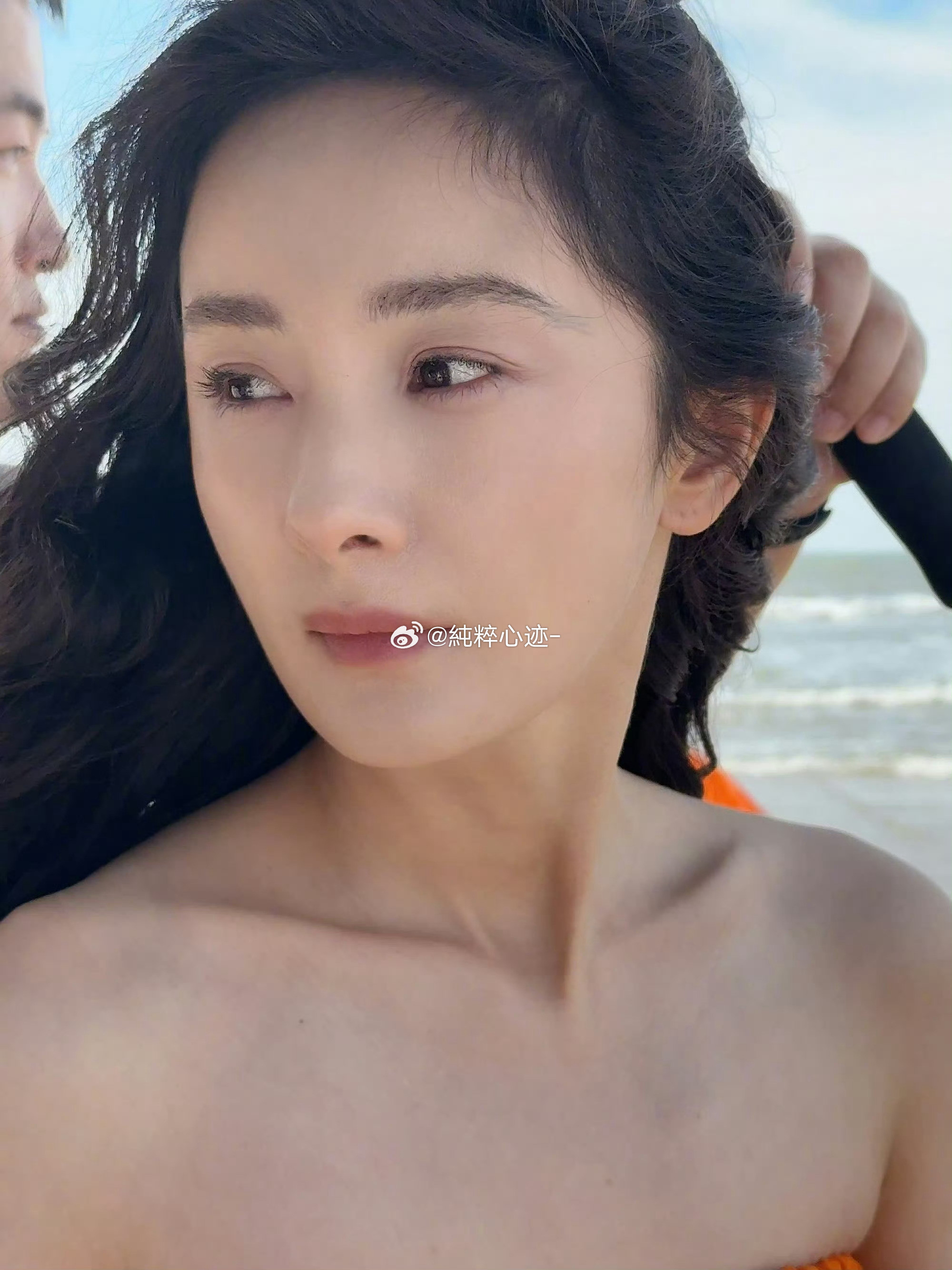 天生自带亮眼外形，轮廓精致线条优越，不管何种造型都轻松驾驭，美貌实力一目了然所有