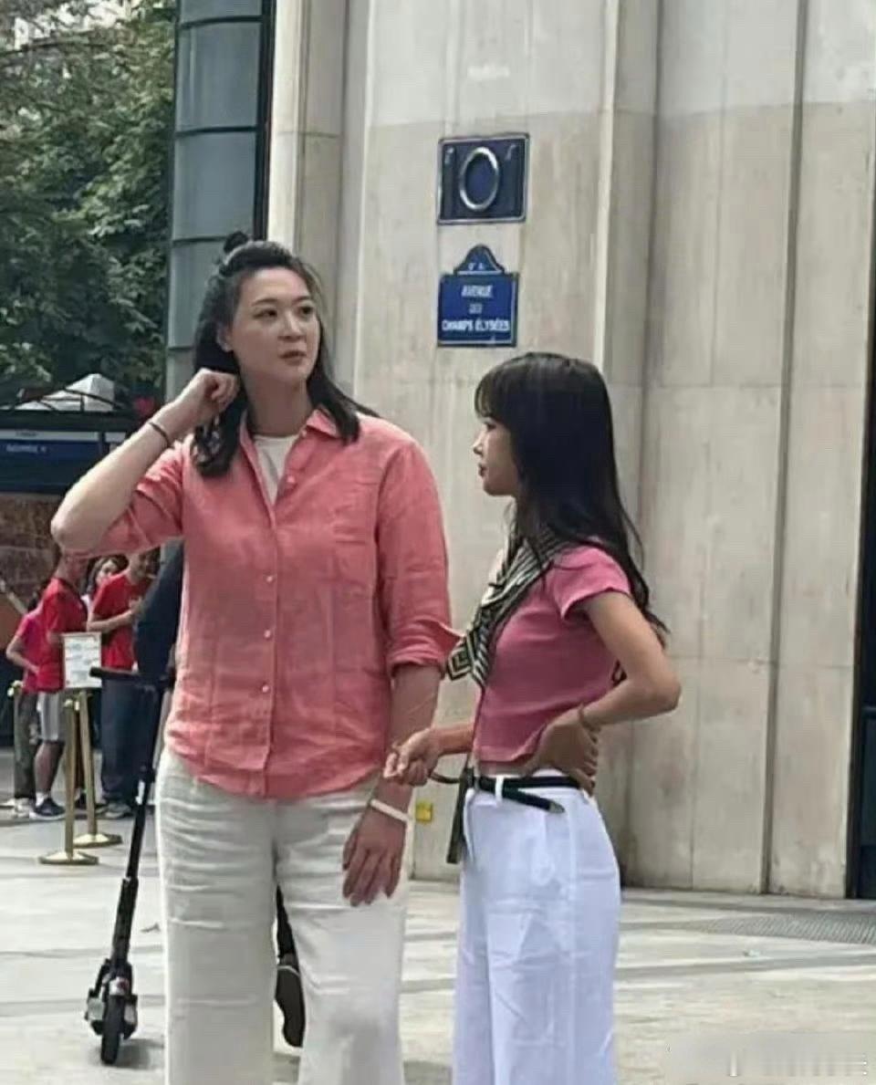 惠若琪和王冰冰站在一起才发现运动员和普通人真的差好几圈