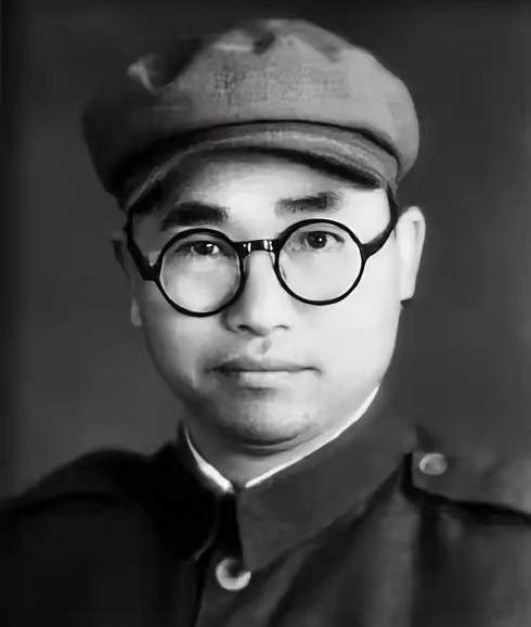 1939年，八路军炮兵团长左叶盛怒之下，突然对着特派员开枪，事后被押到延安受审，