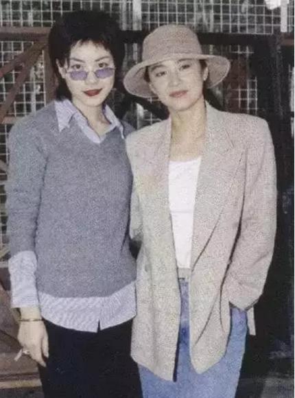 王菲气质很好呀，和林青霞刘嘉玲合影的她颜值一点也不逊色。喜欢她，高调唱歌低调做人