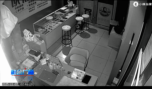 这个小偷属于“掏洞入室飞贼”啊，大晚上“掏洞入室盗窃”，各位万能的福尔摩斯们，大