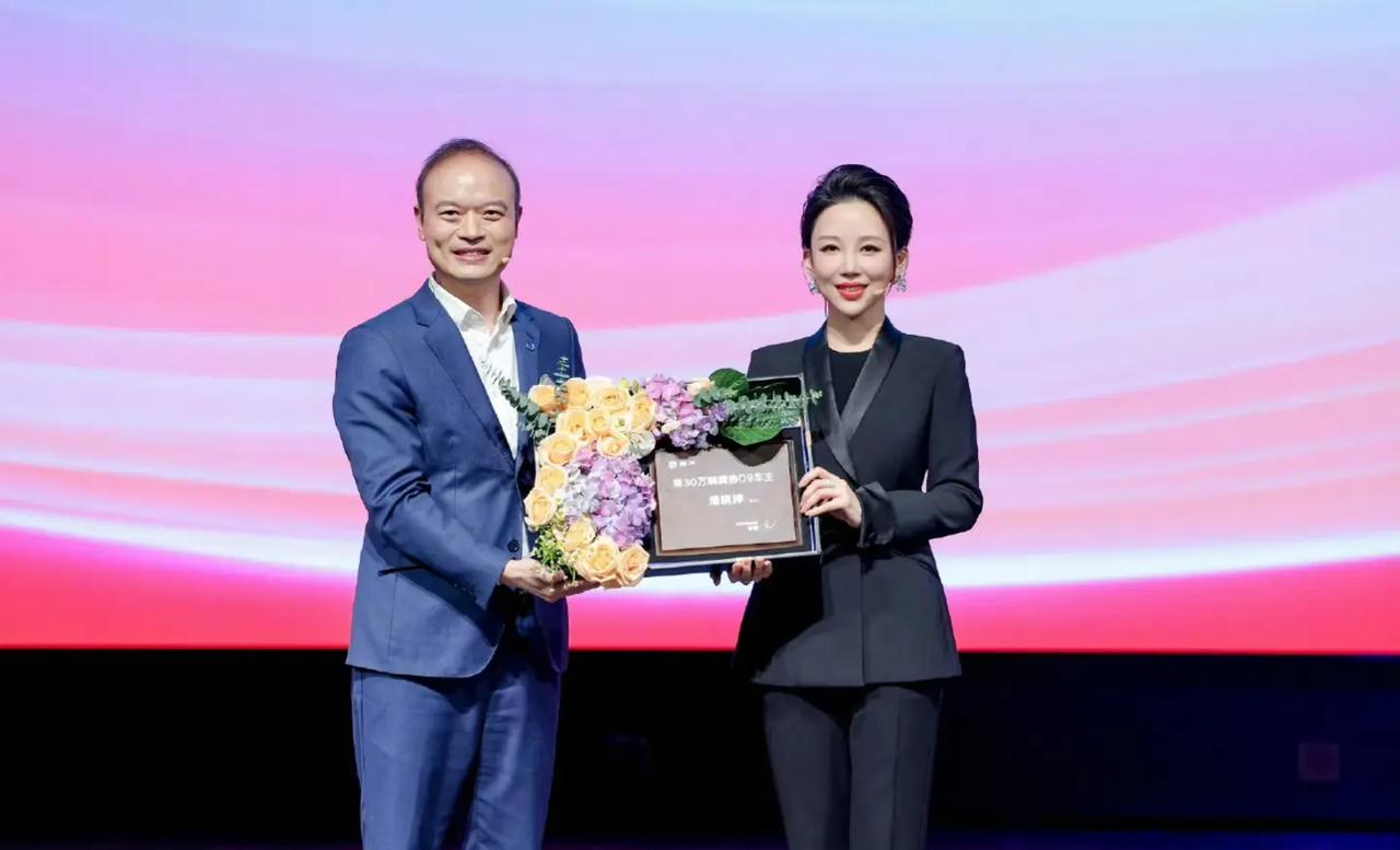 恭喜九球天后”潘晓婷成为腾势D9第30万辆车主！2025年1-10月，腾势D9累