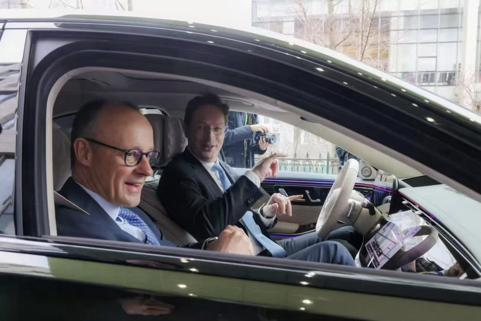 德国总理访华，体验了最新的奔驰S级轿车。