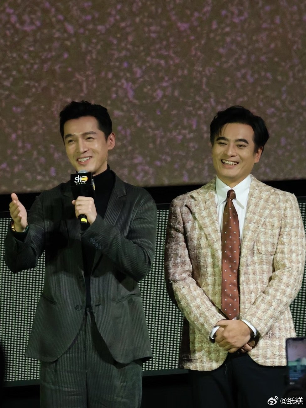 #胡歌陈龙抱着必出神图的决心# 胡歌陈龙的拍照执念真的藏不住，偶遇新奇生物就开启连拍模式，全神贯注对