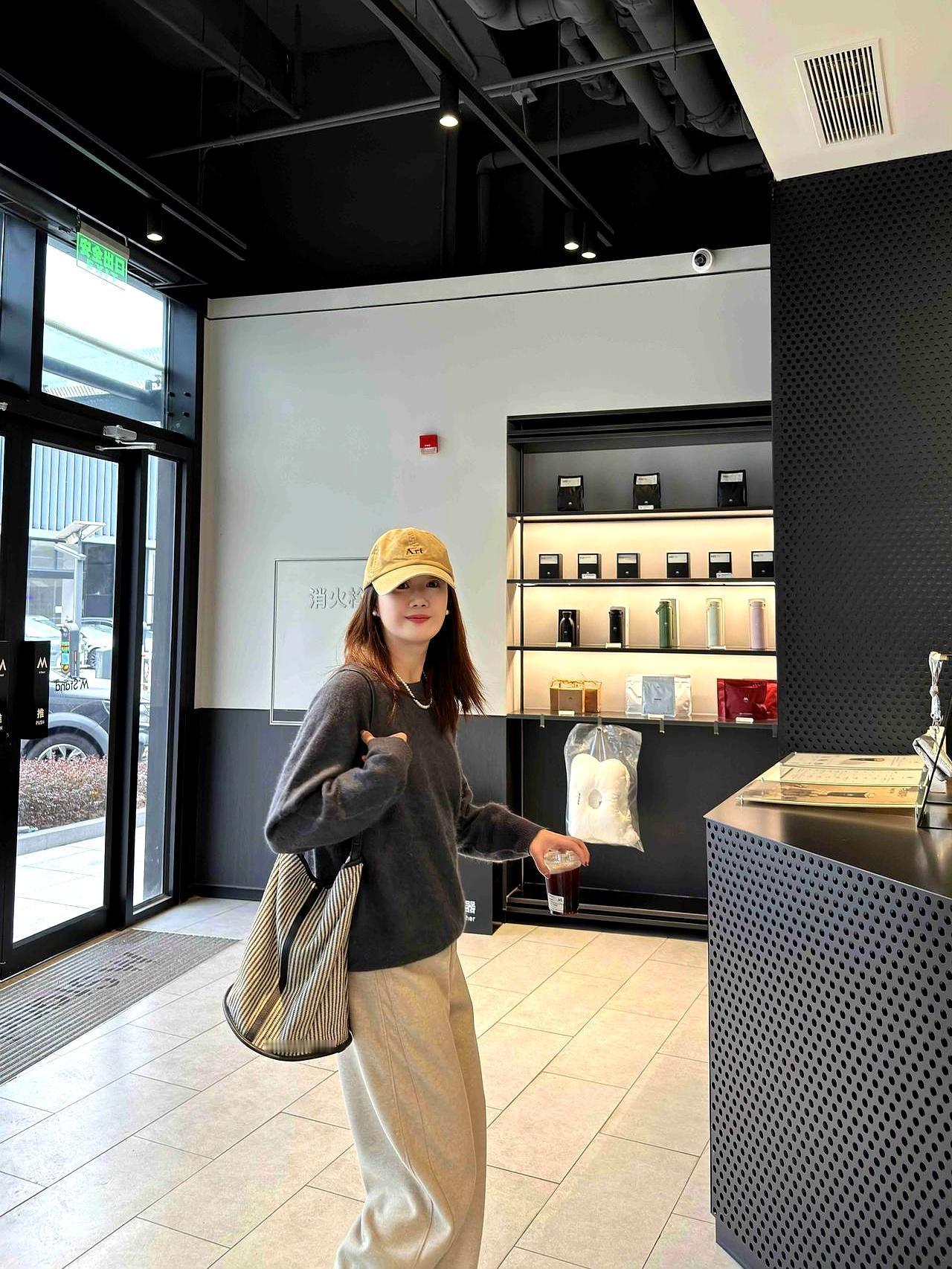 灰毛衣配杏色长裤，三件小物便足以衬出高级感。去年我清理衣柜，把所有印花单品