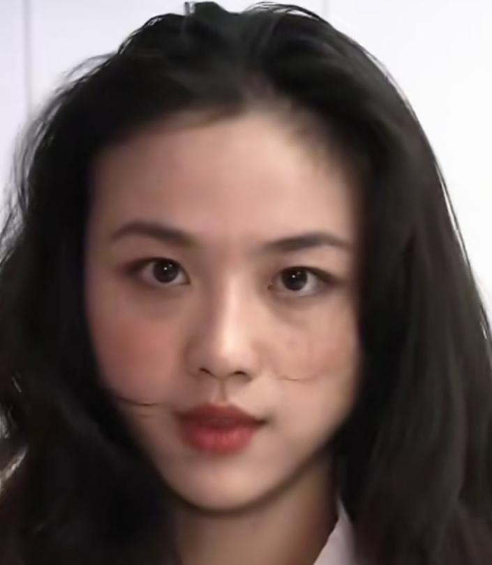 汤唯，自带清冷风骨的氛围感女神！眉眼藏韵，气质如茶，从荧幕里的古典佳人到多元角色