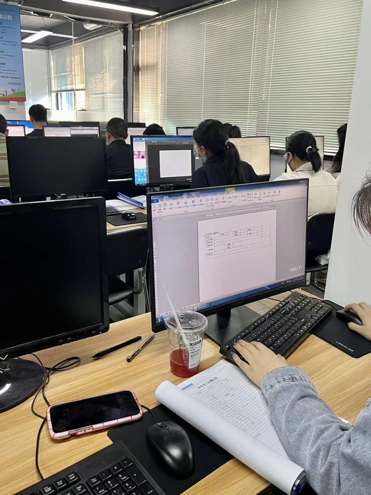 刚开完会，公司要解散了，我彻底要失业了…领导说“社保得自己先垫，工资等回款再