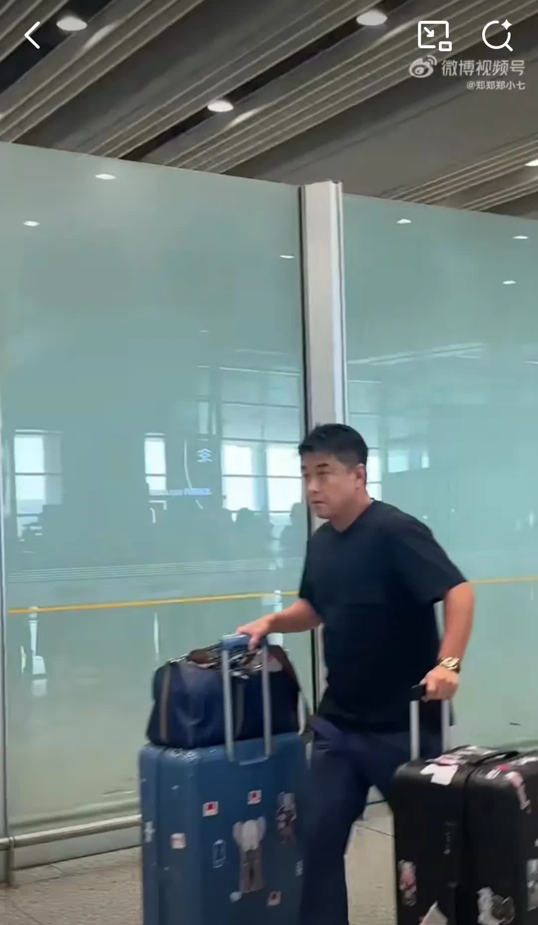 8月26日王皓两口子真爱，王皓到达北京机场，老婆已经等候接机了。而且老婆开车来，