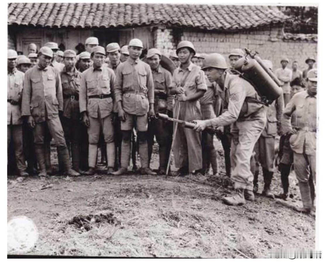 这张照片拍摄于1944年7月23日，地点是云南腾冲，由美国国家档案馆藏的二战期间