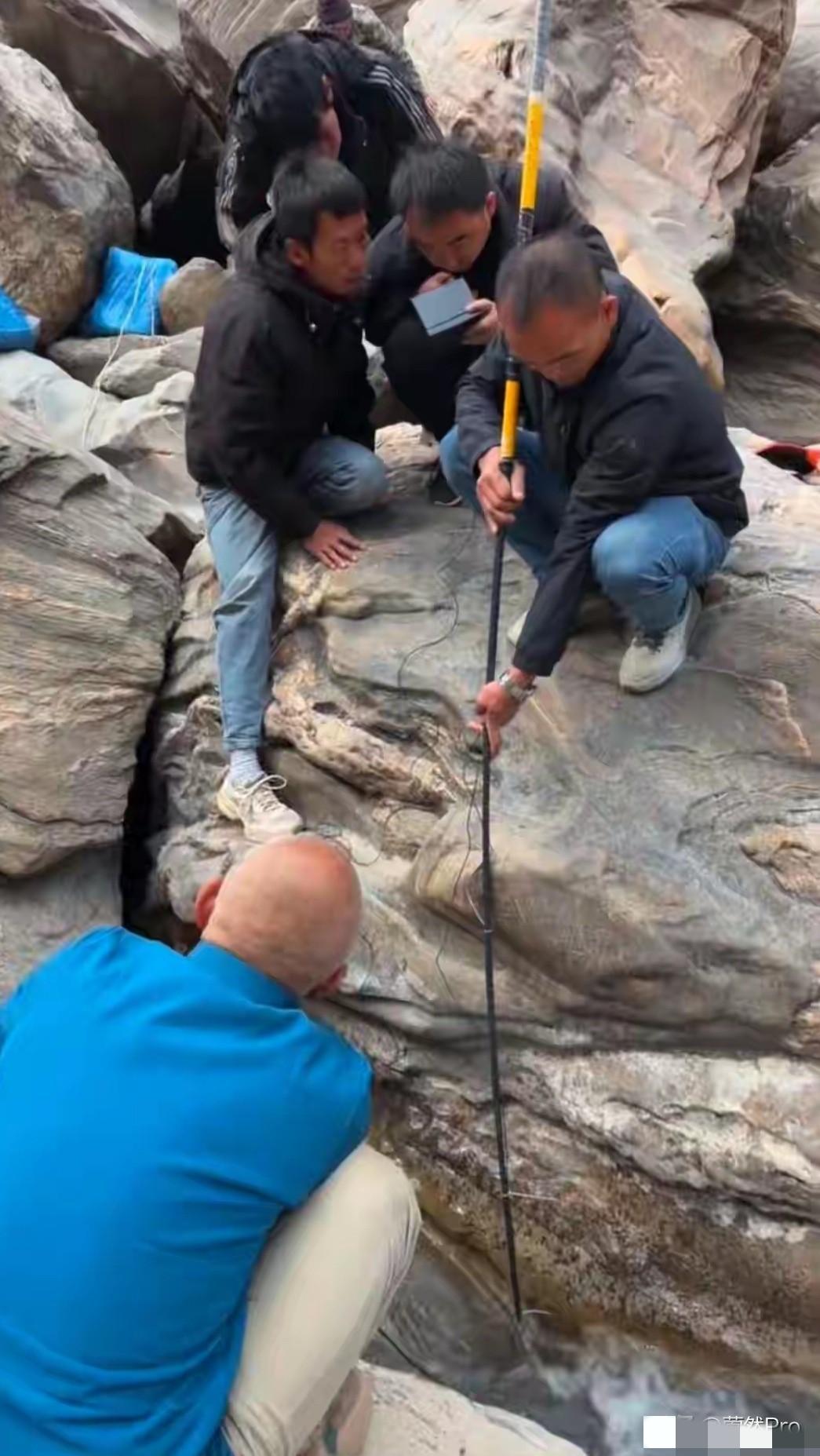 离水面仅40厘米！近在咫尺，却远在天涯。云南虎跳峡，惊现现实版“夹心饼干”。