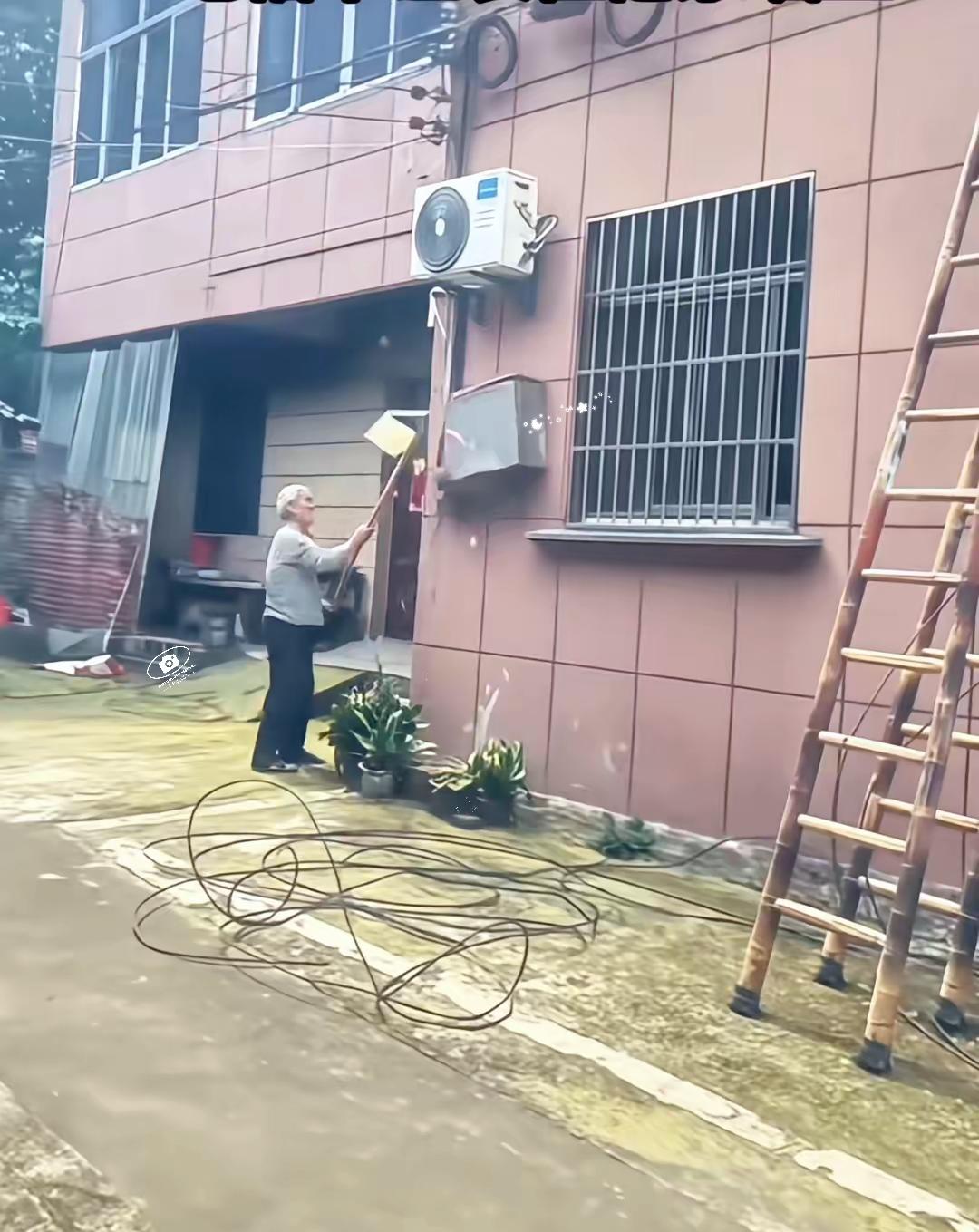 村里有人拉宽带，把光纤的集中箱安装在大爷家墙上，还没等主线拉好，大爷拿着锄头过来
