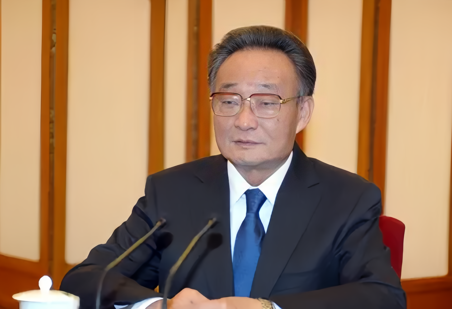 吴邦国担任上海市委书记，杨高路拓宽工程启动。最初只有8米宽，2个车道。吴邦国明确