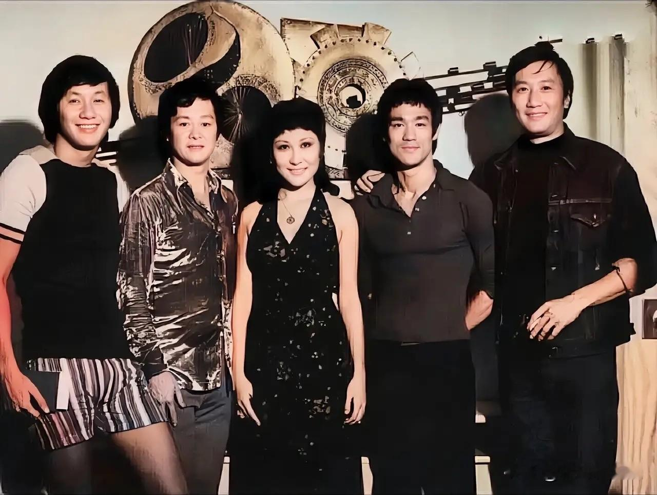 1972年香港这张神仙合影，五人个个都是当年港圈的风云人物。最左边许冠杰，初代粤语歌神，笑容阳光，开