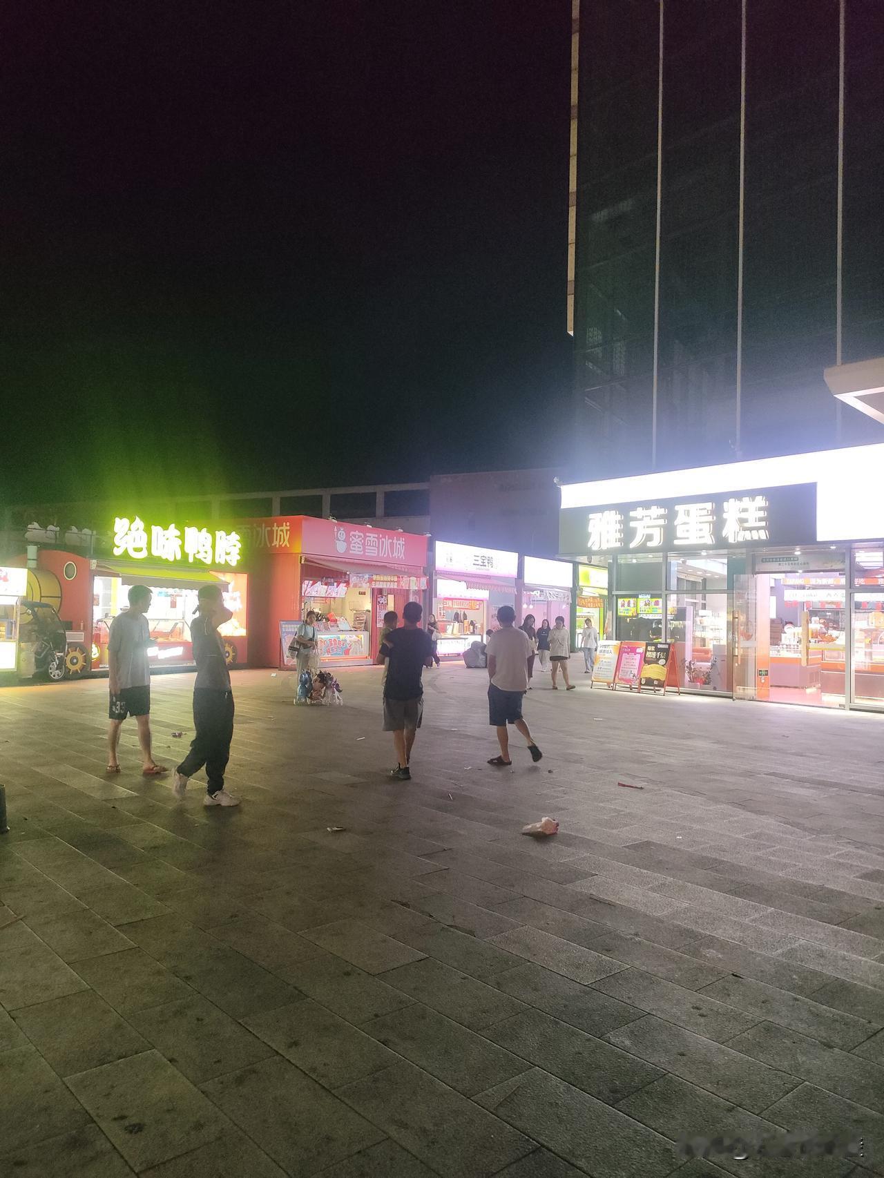 你喜欢养猫还是狗如果非要选一个，我可能还是更偏爱养猫。我家现在就有一