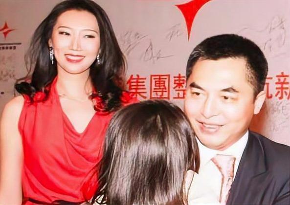 很多人以为，2018年星美爆雷后，覃辉带着数十亿资产跑路美国，这辈子就算安稳落地