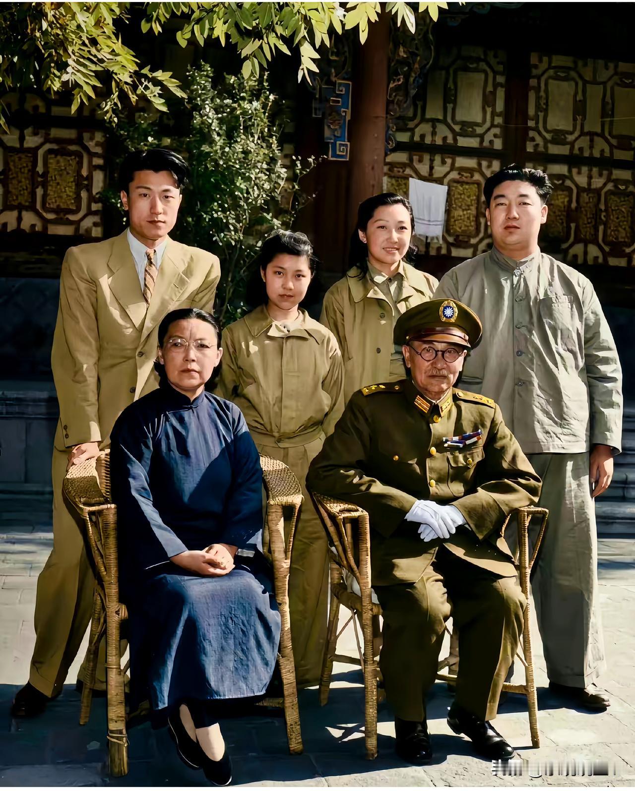 这是1948年11月阎锡山和他的家人们在太原官邸留下的最后一张合影，这并非演戏，