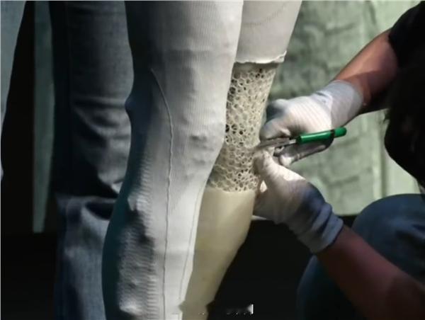 此前，小鹏女机器人IRON以其逼真的外观和动作惊艳现场，但同时也遭到质疑，许多人