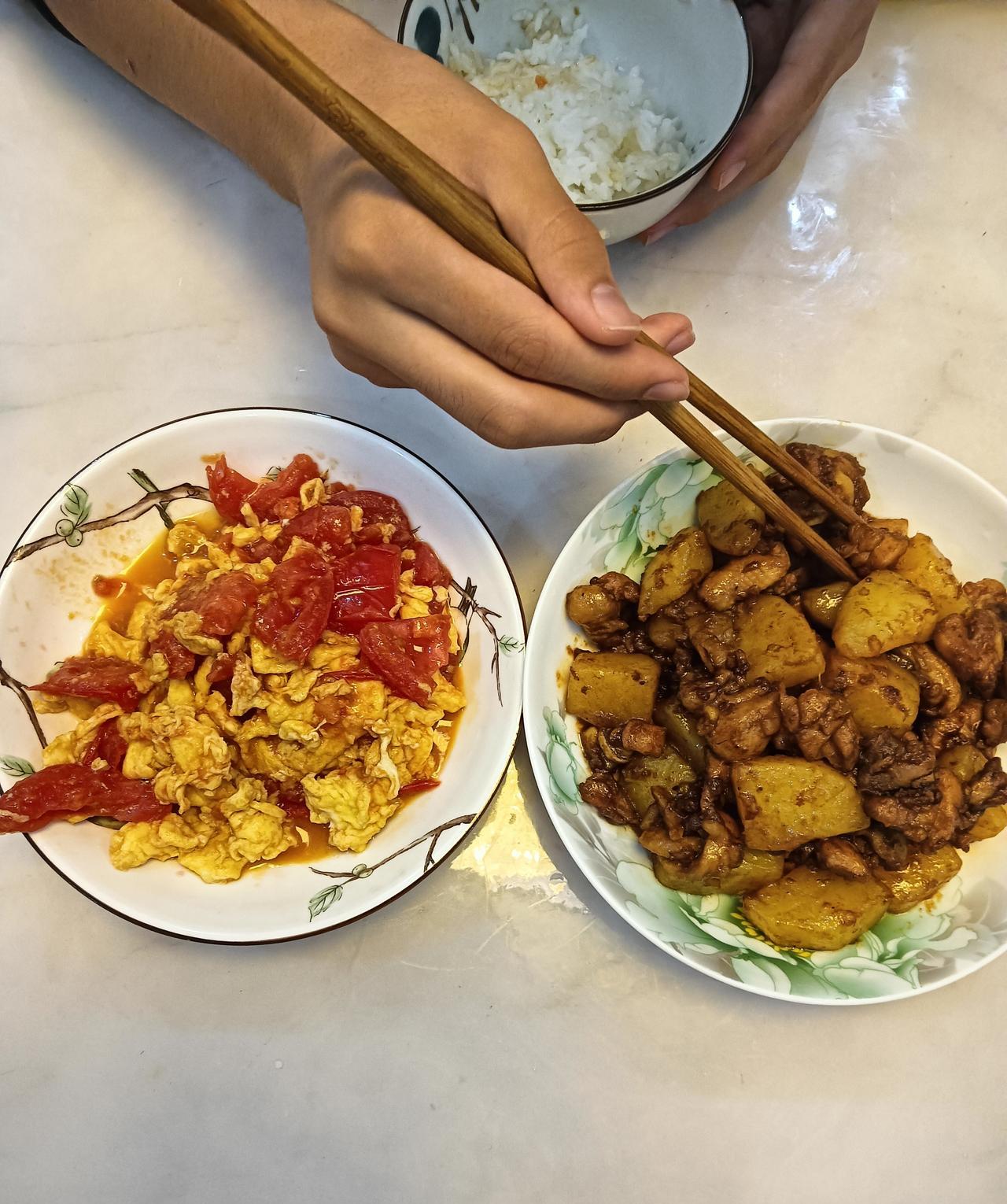孩子爸今晚给我打电话了，还把我骂了一顿。就在我快到客户小区的时候孩子爸突然给我