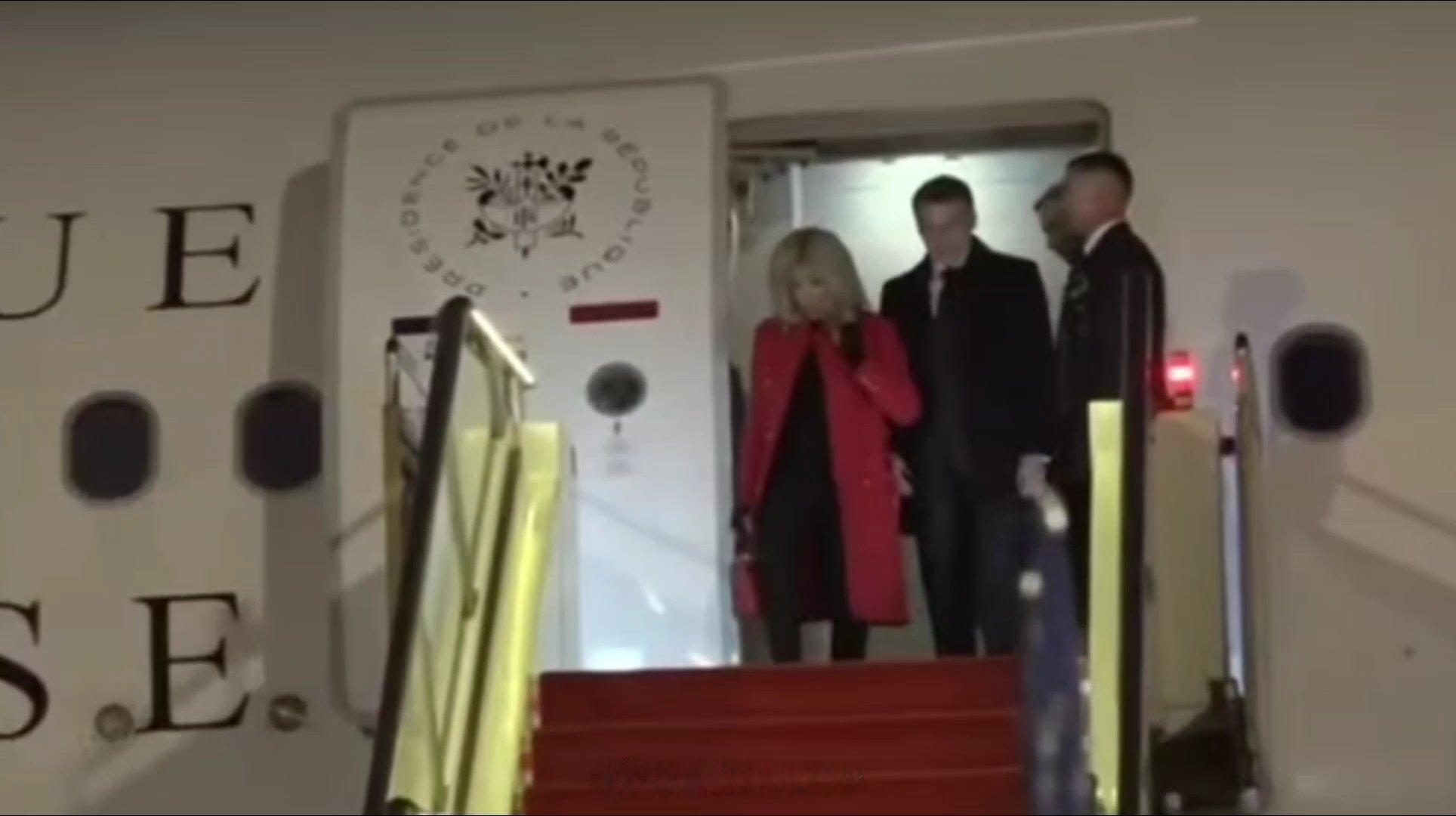 马克龙抵达北京法国总统马克龙和妻子布丽吉特抵达北京。