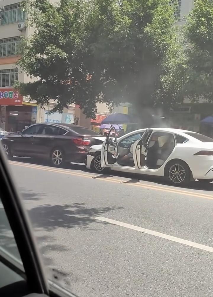 刚刚在街上看到一个车追尾了！不严重，但是后车竟然冒烟了！还好，车上人下的快！人没