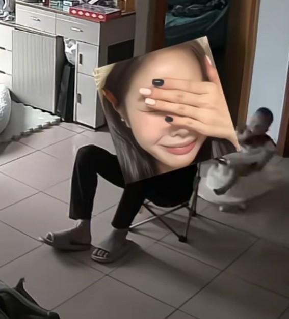 女子正好打开监控，看到了闹心的一幕，见公公把七个月的宝宝，在小车里用布条拽着使劲