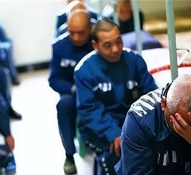 大家有没有想过，为什么死刑犯总在上午被处决？过去执行死刑多用枪决，场面血腥，对