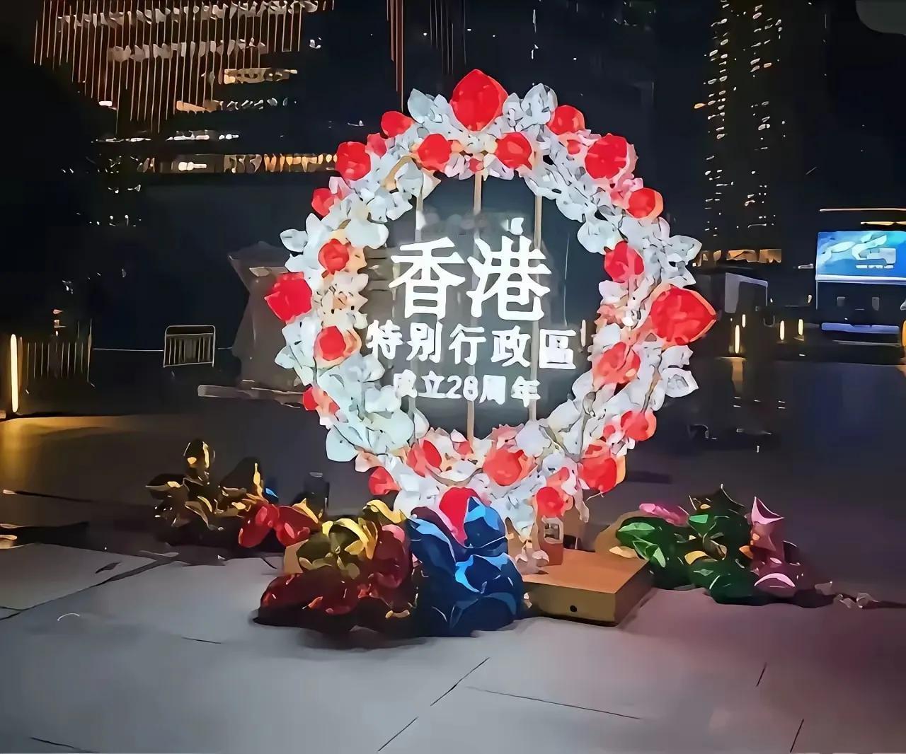 说实在的，在网上看到一则消息，说是李嘉诚为庆祝香港回归而展示了一个广告牌——姑且