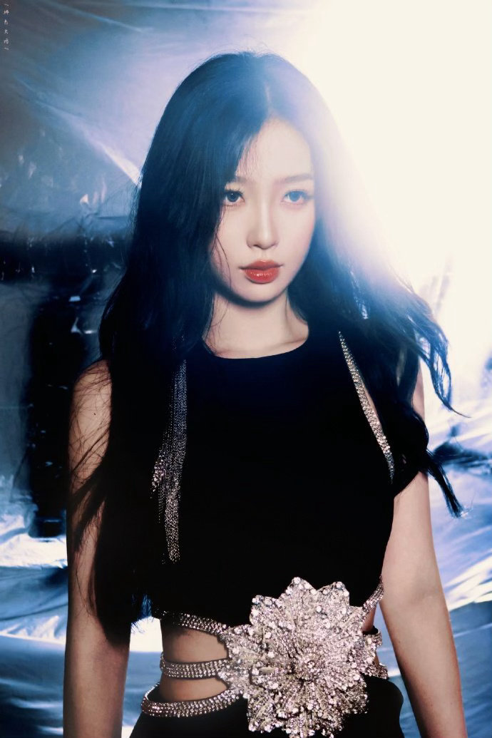 虞书欣赛博机械姬造型谁懂啊！虞书欣的赛博机械姬造型太有范儿了?银灰金属元素加