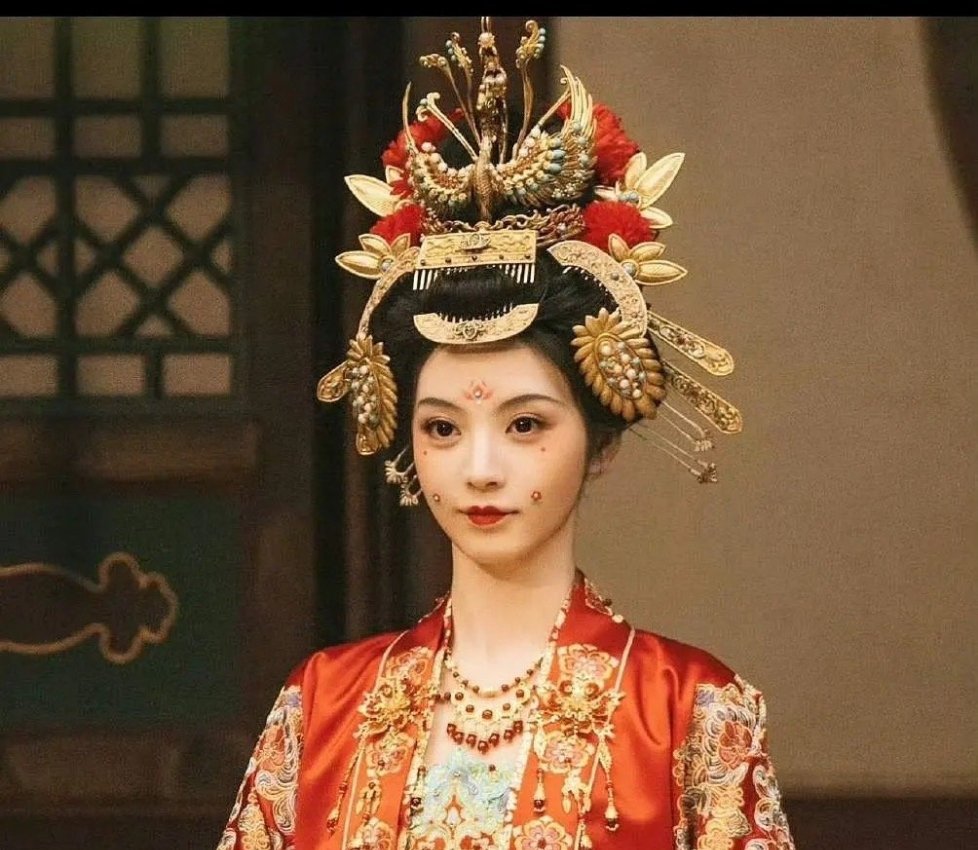 卢昱晓和田曦薇这俩妆造谁抄的谁？