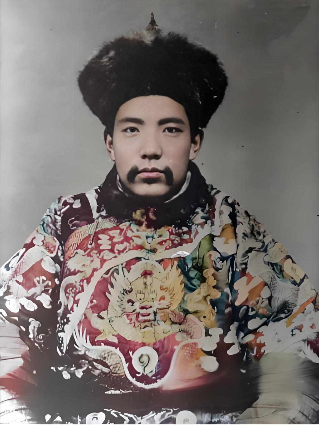 这张照片中的人物是第九世班禅额尔德尼·曲吉尼玛。他头戴毛茸茸的帽子，身着绣有