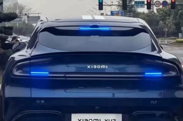 单纯的审美吐槽，小米汽车的小蓝灯本以为是图1这样，结果是图2，真的好一般~