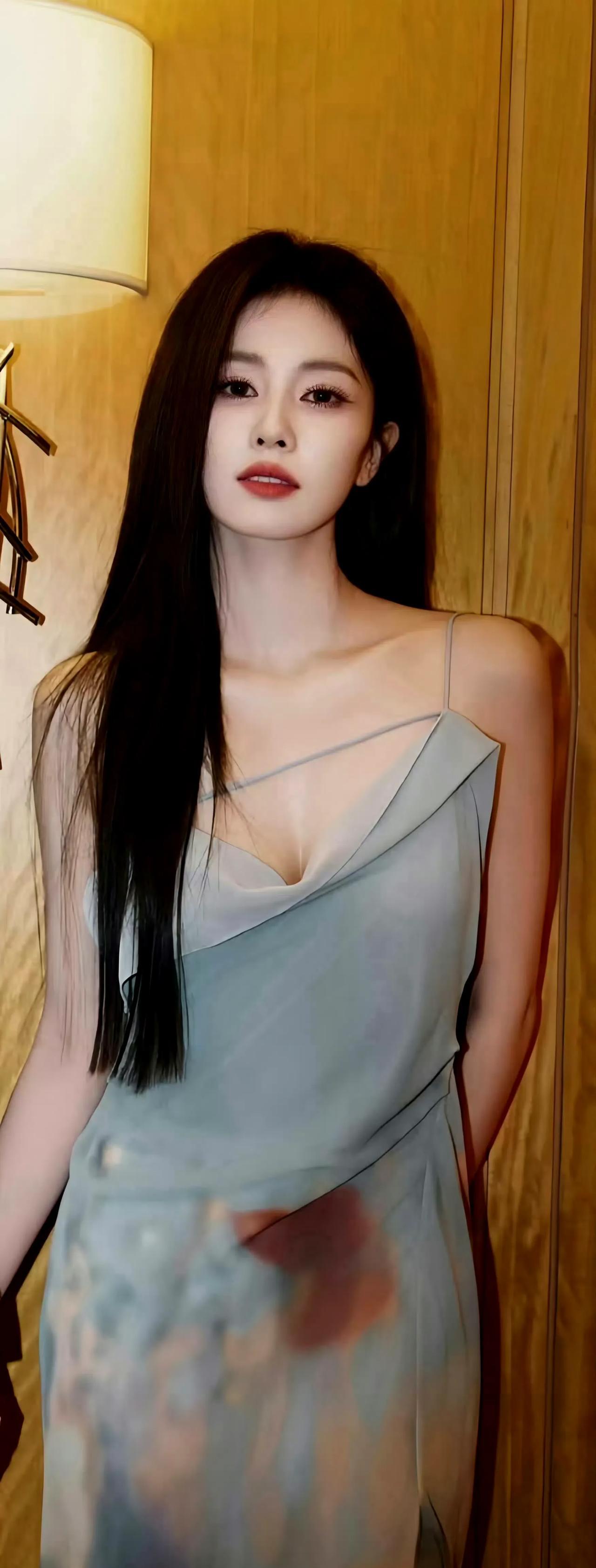 浅蓝吊带裙轻盈垂坠，勾勒曼妙身姿，长发披肩，白鹿在暖黄廊道间，每一步都似带着诗意