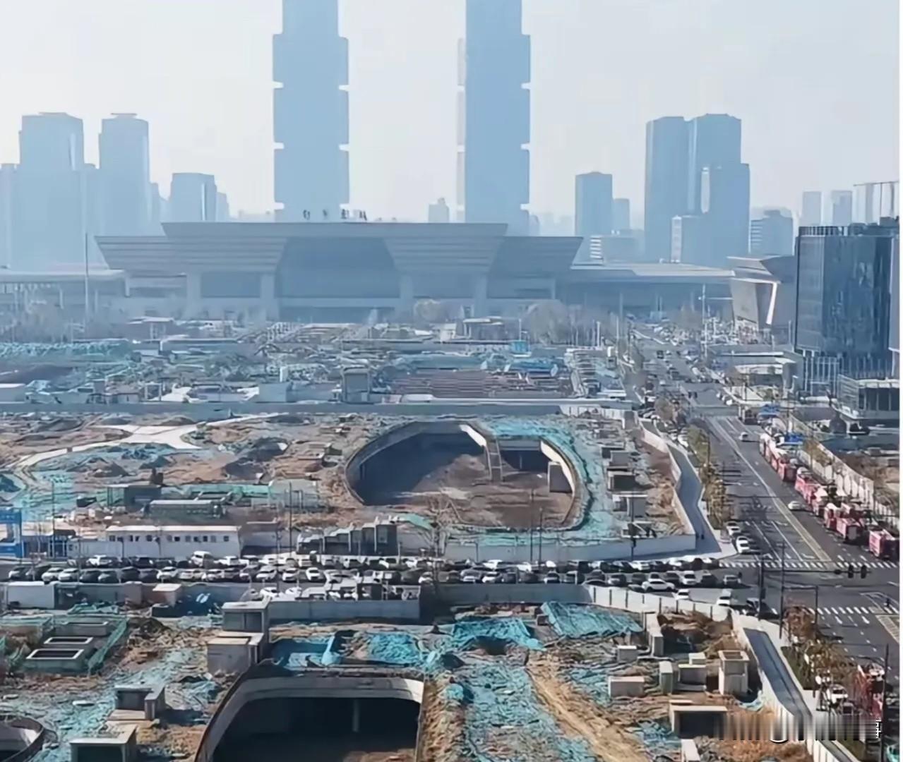 很多人都在说胖东来要来郑州了，可真正看明白的人，都盯着那5000个车位！