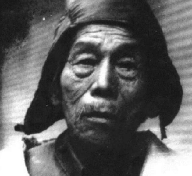 1982年，几十个农民坐上大巴准备去攻打县城，一路上大喊："皇上御驾亲征"。谁