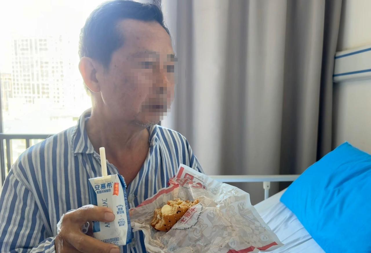 公司00后同事给他住院的爸爸带的病号饭。我们说：看给你爸噎的，幸好还知道买个