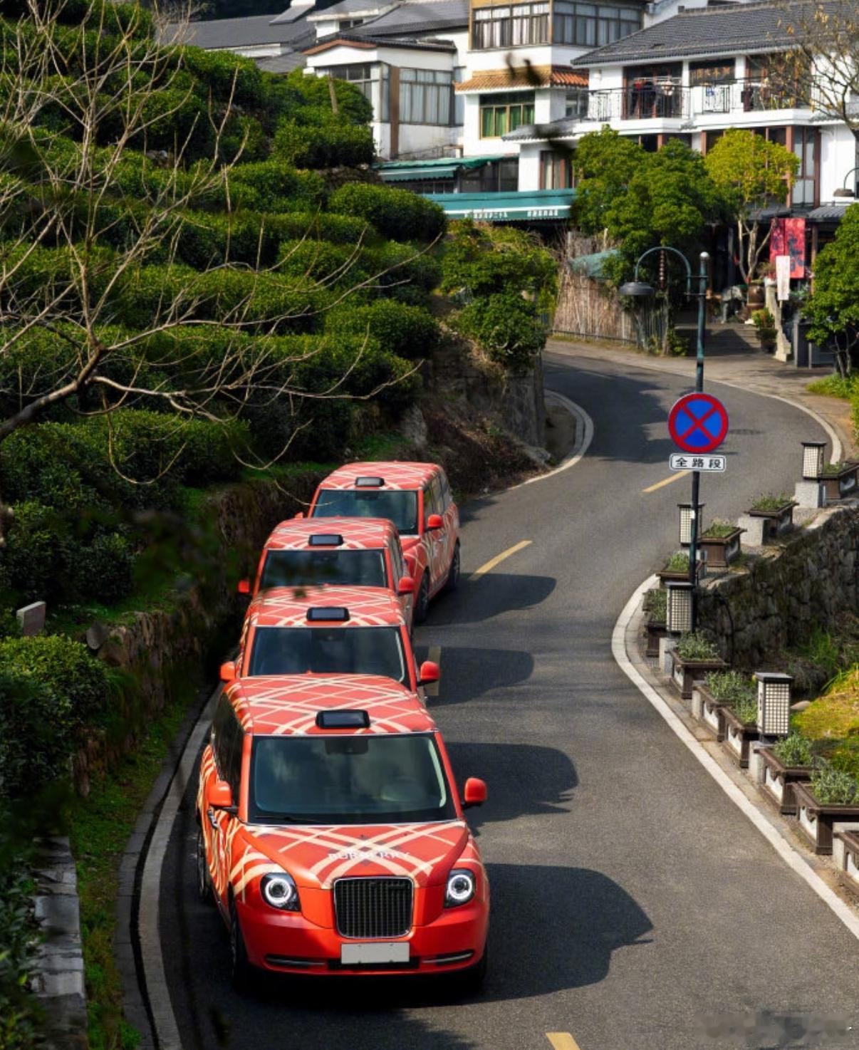 Burberry红色出租车在杭州出街～感觉出租车一下变贵了