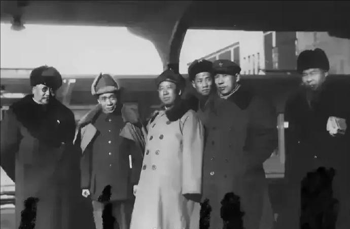 难得一见的毛岸英入朝之前与开国元勋的合影照。1949年12月7日，毛岸英与李克农
