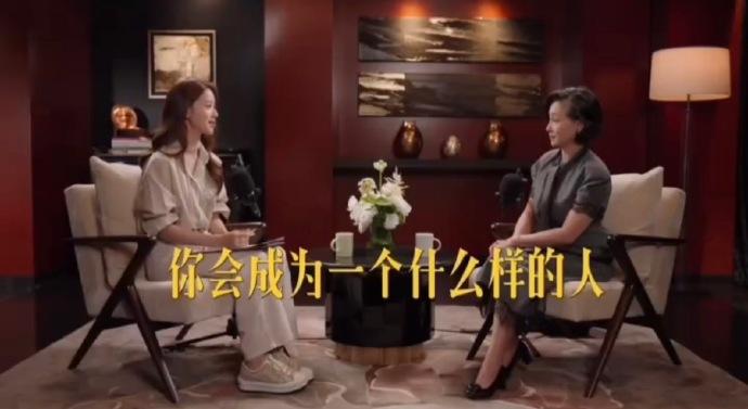 章泽天的访谈又翻车了。采访何超琼，因全程附和、缺乏深度追问被网友说评价“没有一