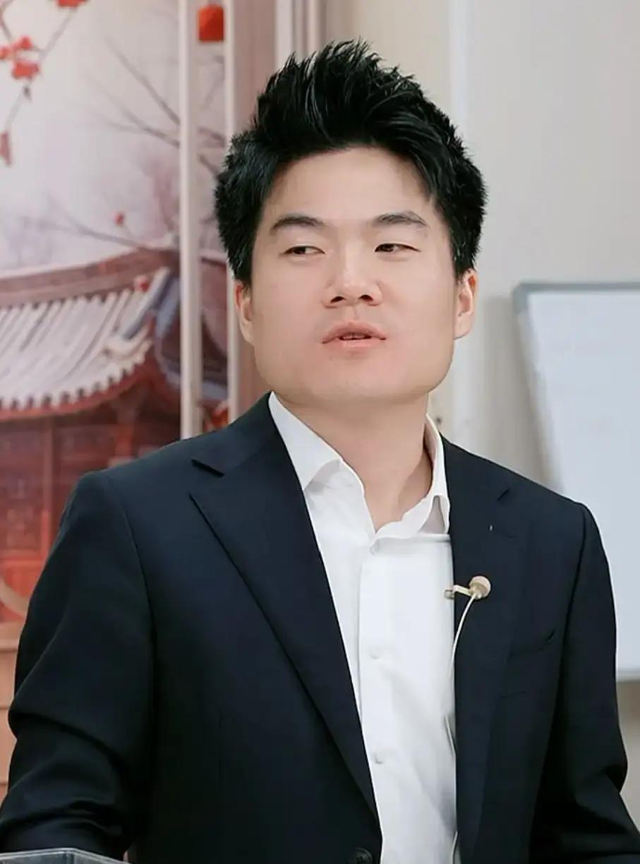 听出来，他嗓子又哑了。这次直播，董宇辉咳嗽了三次。他停顿，拧开瓶盖，咽下一