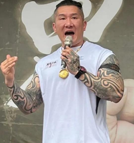 民进党果然害怕网红馆长下个月到大陆看大阅兵。岛内媒体爆料，民进党已经警告网红馆长